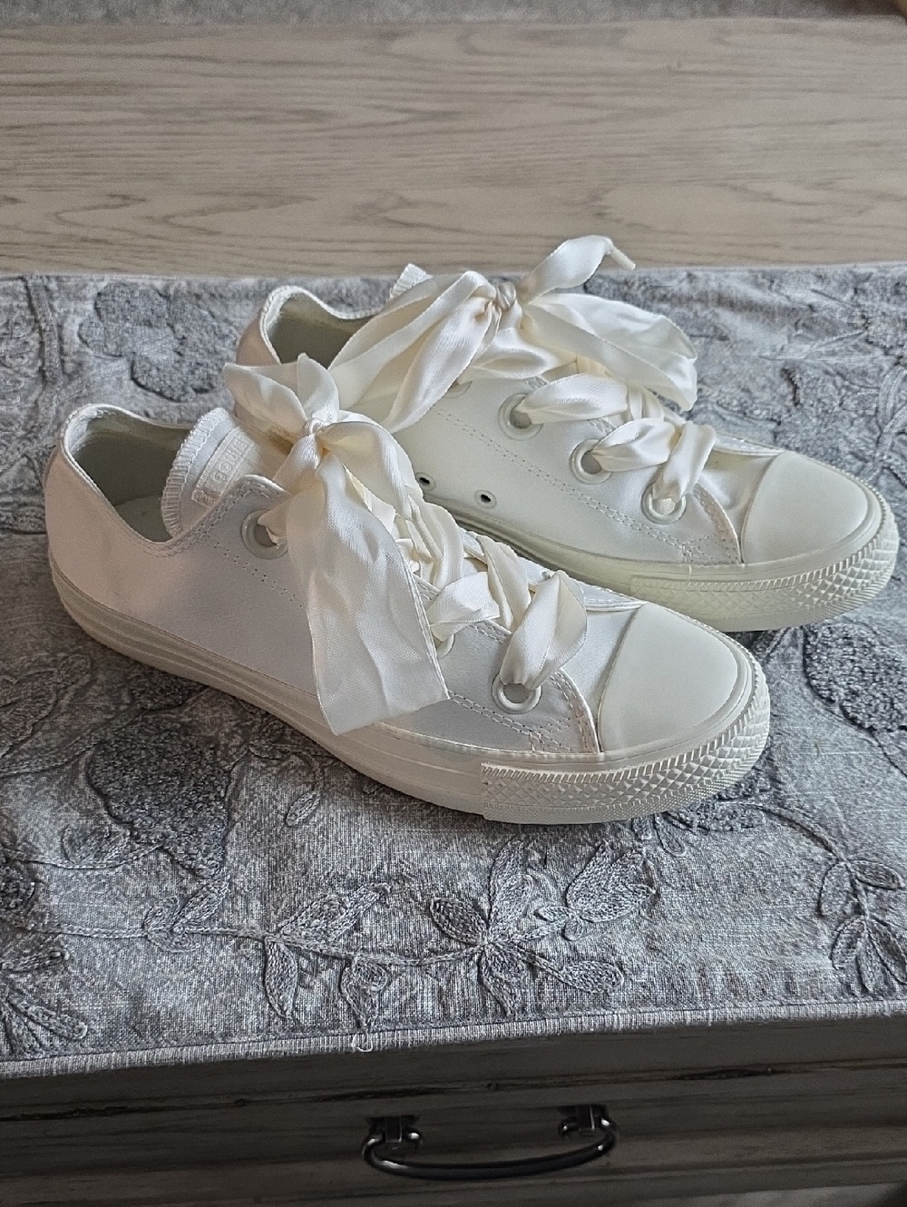 NWOB Converse Women’s Low-Top Satin Ribbon Sneakers Big Eyelets White Size 9